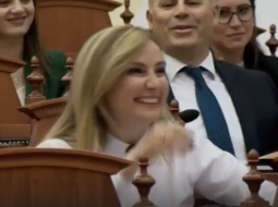Kur në Kuvend ka vend për të qeshura mes demokratëve dhe socialistëve (VIDEO)